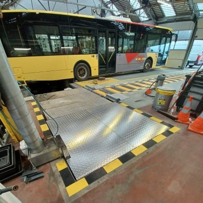 Installation de couvertures pour fosse d’inspection de bus 